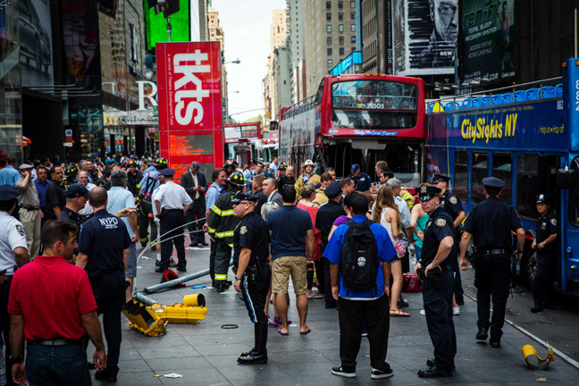 Σύγκρουση τουριστικών λεωφορείων στην Times Square