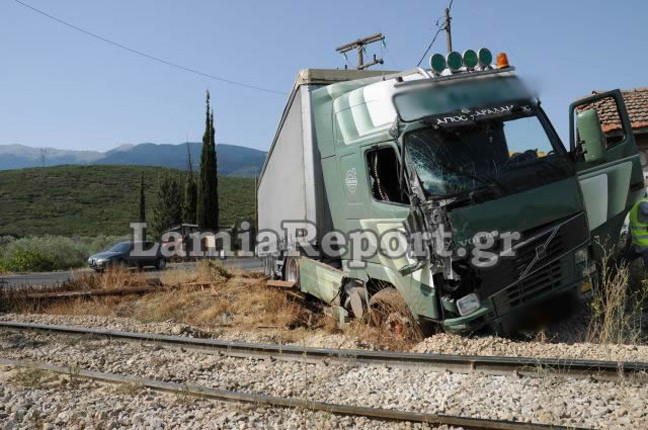 Νταλίκα συγκρούστηκε με τρένο