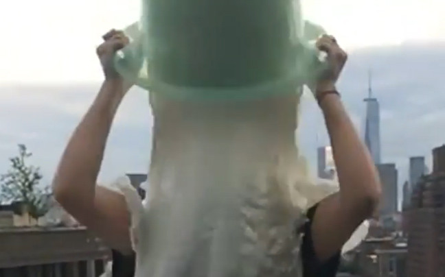 Έκανε Ice Bucket Challenge με μητρικό γάλα!