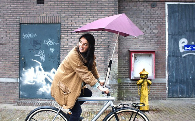Κάντε ποδήλατο κάτω από τη βροχή
