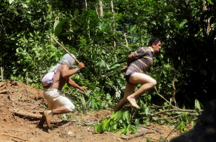 Ιθαγενείς του Αμαζονίου κυνηγούν παράνομους υλοτόμους