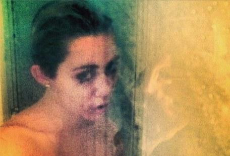 Ξανά γυμνή στο Instagram η Miley Cyrus