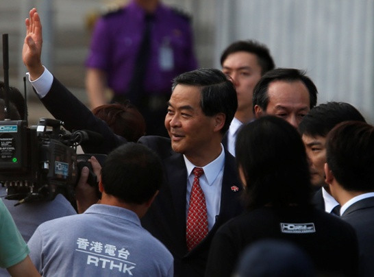 Προειδοποίησε ότι δεν παραιτείται ο κυβερνήτης του Χονγκ Κονγκ