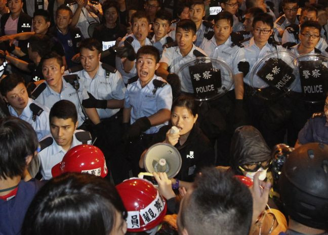 Αστυνομικοί χτυπούν διαδηλωτή στο Χονγκ Κονγκ