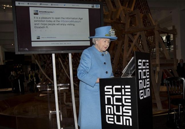 Το πρώτο… tweet της βασίλισσας Ελισάβετ!