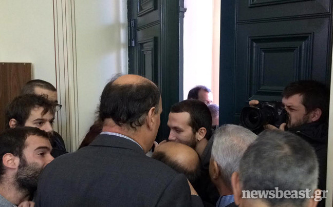 Φοιτητές απέκλεισαν τον Φορτσάκη στην αίθουσα της Συγκλήτου