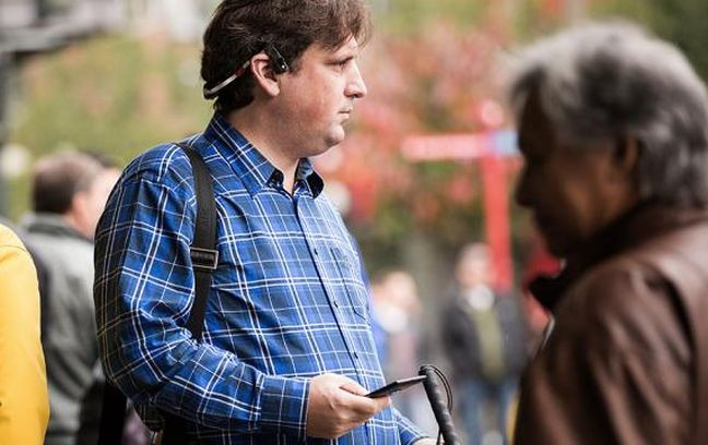 «Έξυπνα» ακουστικά που… μιλούν, δείχνουν τον δρόμο σε τυφλούς