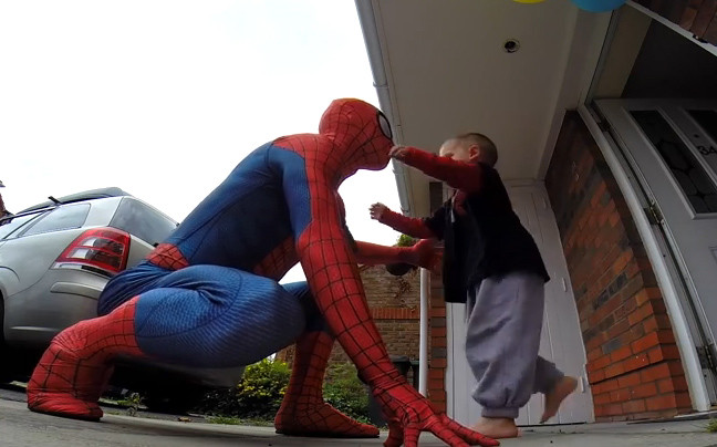 Ντύθηκε Spiderman για τα γενέθλια του μελλοθάνατου γιου του