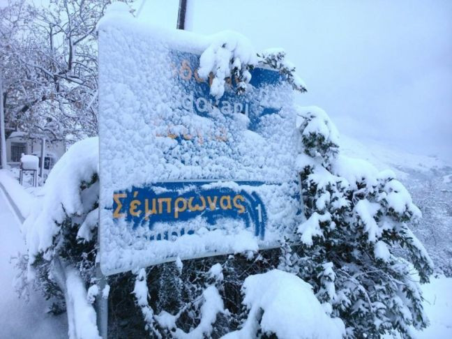 Αποκλεισμένα χωριά στην Κρήτη λόγω του χιονιά