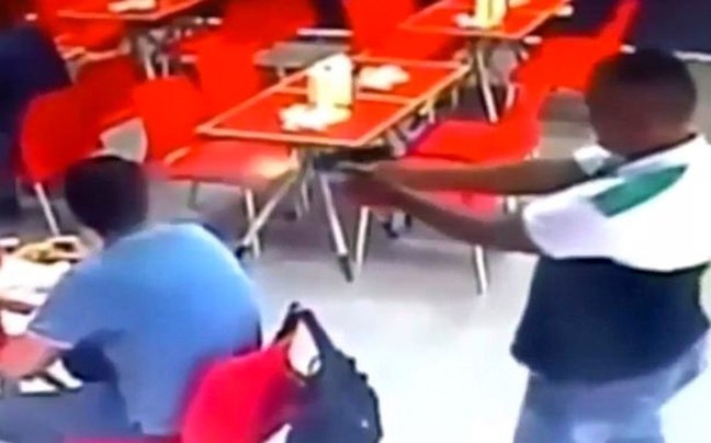 Πυροβολεί ατάραχος άντρα στο κεφάλι μέσα σε εστιατόριο