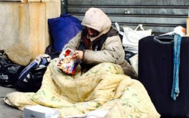 Συντάκτρια της Vogue ανέβασε φωτογραφία άστεγης να διαβάζει το περιοδικό