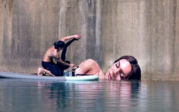 Ο καλλιτέχνης που δημιουργεί πάνω στο νερό
