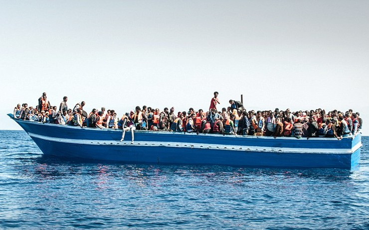 Εκατό πρόσφυγες και μετανάστες διασώθηκαν απέναντι από τις ακτές της Λιβύης