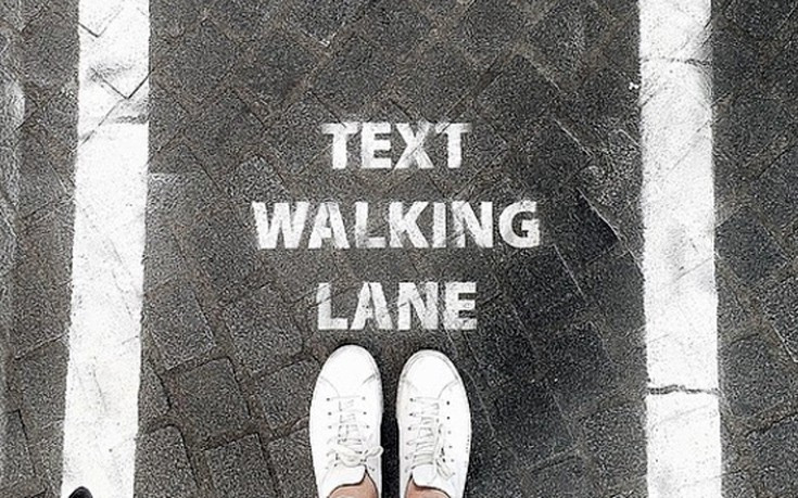 Έφτιαξαν λωρίδες για όσους περπατούν και γράφουν μηνύματα στο κινητό!