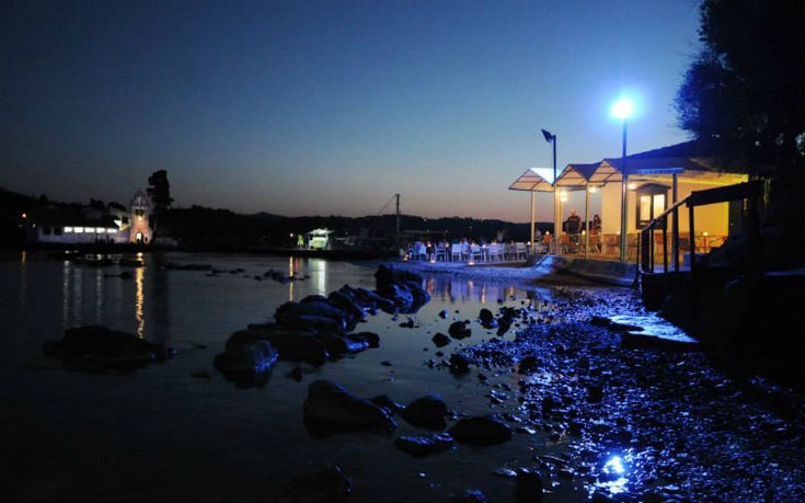 Ρομαντικό δείπνο με θέα στο πολυφωτογραφημένο Ποντικονήσι στην Κέρκυρα