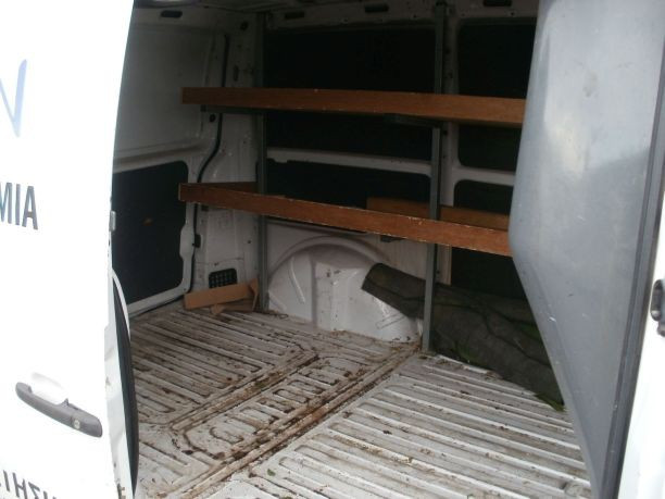 Έκρυβαν σύρους πρόσφυγες σε κρύπτη φορτηγού