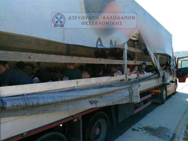 Μετέφεραν με φορτηγό 103 πρόσφυγες στη Θεσσαλονίκη