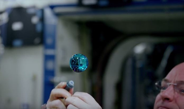 Αστροναύτης παίζει με μια μπάλα νερού στο διάστημα