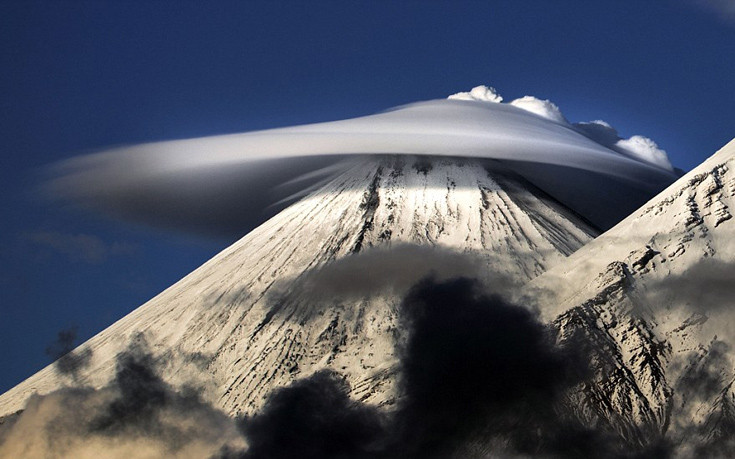 Σύννεφα-ιπτάμενοι δίσκοι πάνω από τα βουνά της Ρωσίας