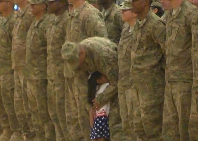 Η συγκινητική αγκαλιά του μικρού κοριτσιού στον στρατιώτη πατέρα της