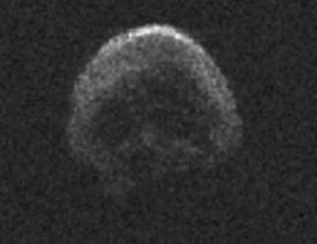 Κομήτης σε σχήμα… νεκροκεφαλής «φλερτάρει» με τη Γη