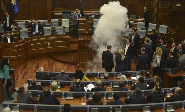 Πέταξαν πάλι δακρυγόνο στο Κοινοβούλιο του Κοσόβου