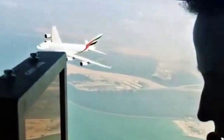 Η στιγμή που ένα Airbus A380 περνάει κάτω από ένα ελικόπτερο