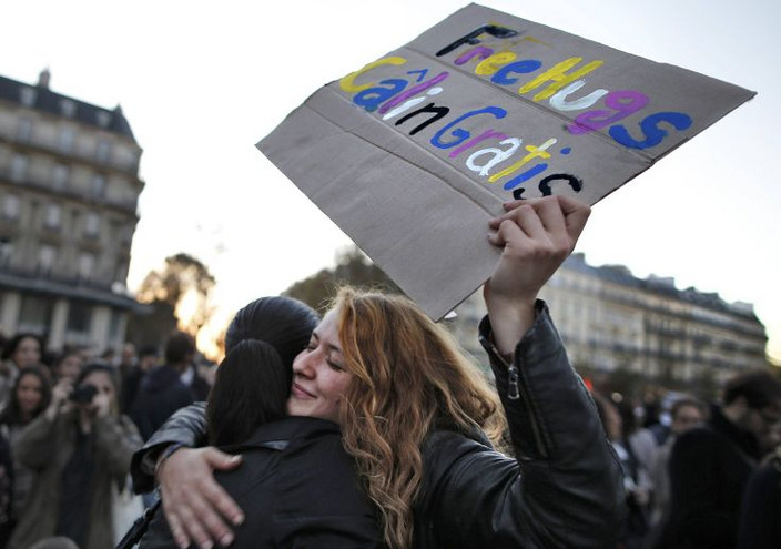 Η ανοιχτή αγκαλιά των γάλλων πολιτών μετά το μακελειό