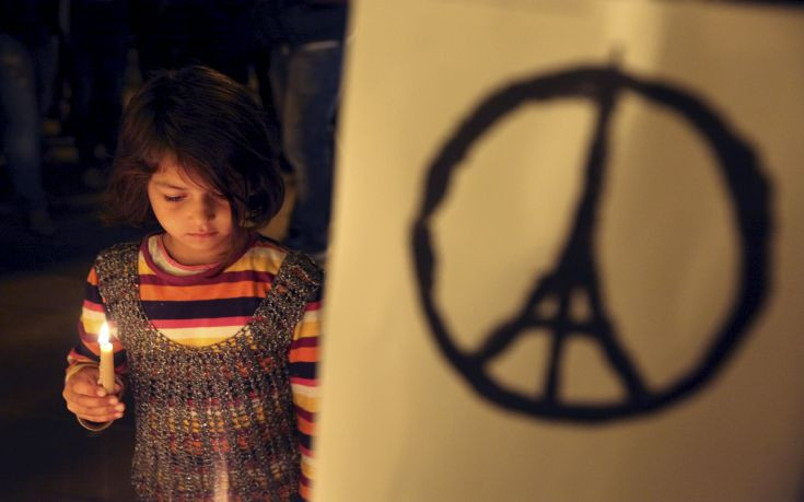 Εκατοντάδες πολίτες στη Βιέννη τίμησαν τη μνήμη των θυμάτων του Παρισιού