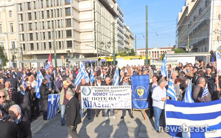 Συγκέντρωση διαμαρτυρίας των ενστόλων στην πλατεία Κλαυθμώνος