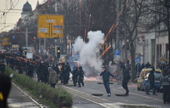 Πάνω από πενήντα αστυνομικοί τραυματίες από επεισόδια στη Λειψία