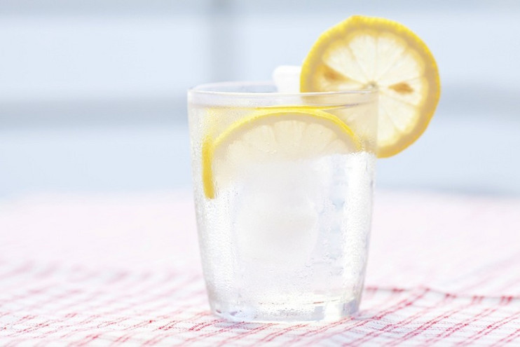 Πώς πρέπει να πίνετε νερό με λεμόνι για να χάσετε βάρος
