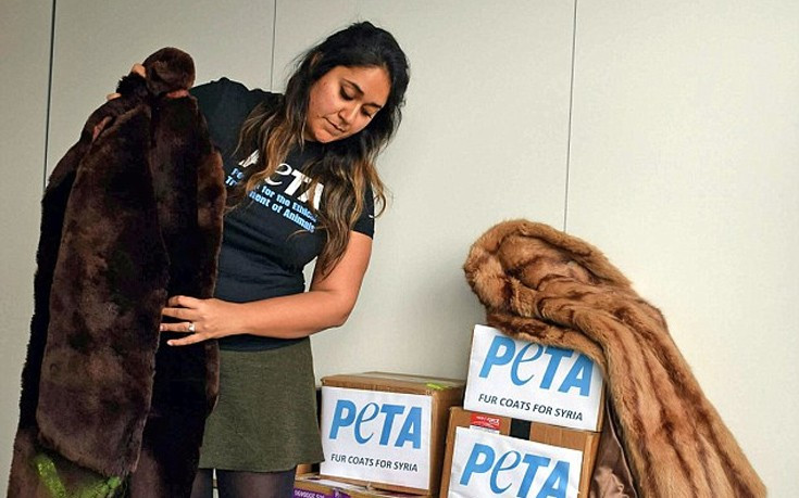 Η PETA δωρίζει&#8230; γούνες και δερμάτινα στους πρόσφυγες