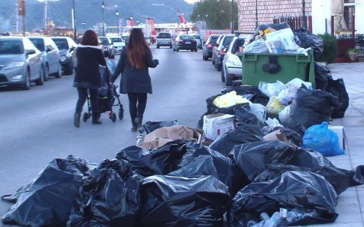 Χριστούγεννα με σκουπίδια έκαναν οι κάτοικοι της Ζακύνθου