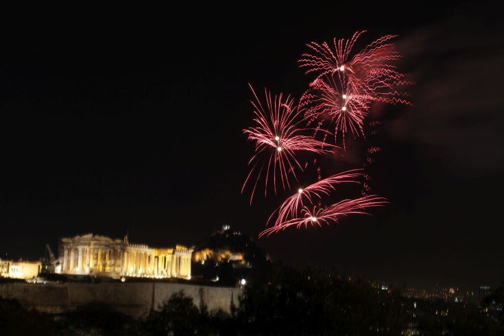 Πυροτεχνήματα πάνω από την Ακρόπολη για την υποδοχή του 2016