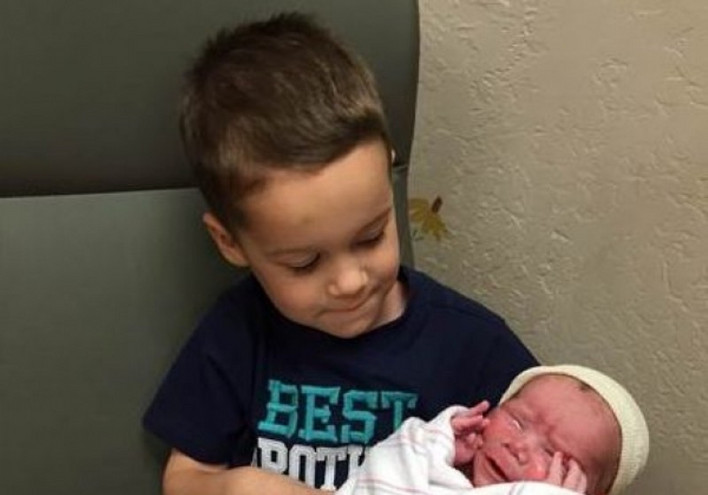 Ένας 5χρονος κρατά για πρώτη φορά το νεογέννητο αδερφάκι του
