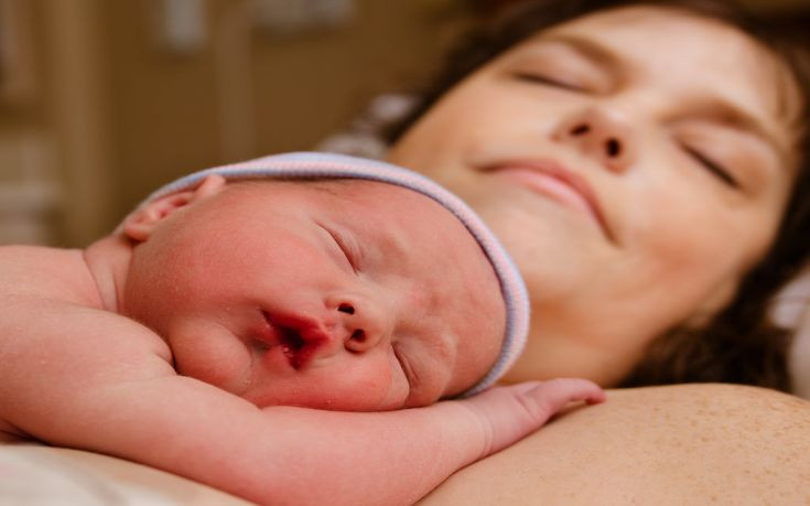 Γιατί τα νεογέννητα πρέπει να κοιμούνται στο ίδιο δωμάτιο με τους γονείς