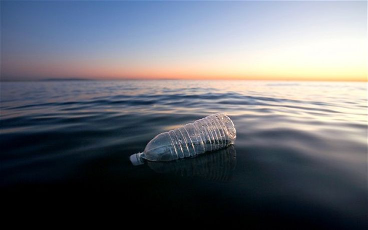 Το 2050 θα υπάρχουν περισσότερα πλαστικά από ψάρια στους ωκεανούς