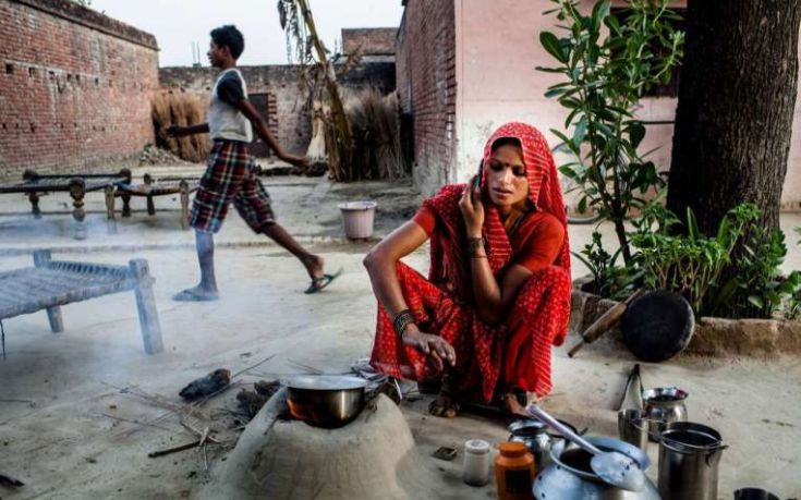 Σε χωριό στην Ινδία απαγορεύτηκε η χρήση κινητού από ανύπαντρες γυναίκες