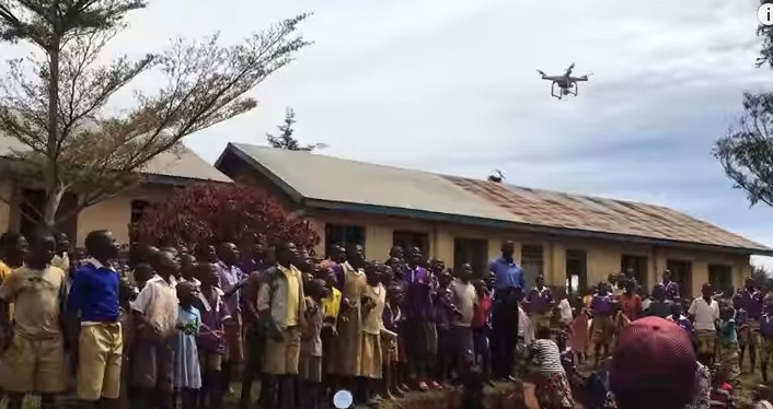 Παιδιά στην Αφρική βλέπουν drone για πρώτη φορά