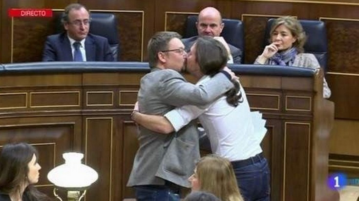 Ο ασυγκράτητος Ιγκλέσιας φιλάει στο στόμα βουλευτή του μέσα στη Βουλή