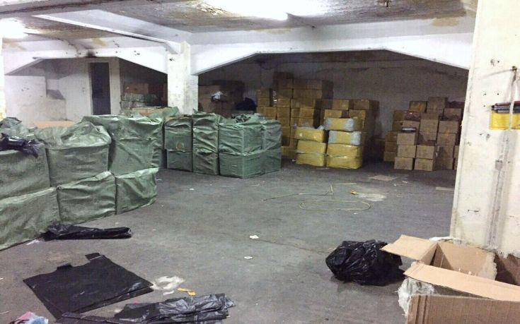 Εντοπίστηκε αποθήκη με περισσότερα από 22.500 ρούχα «μαϊμού» στο Περιστέρι