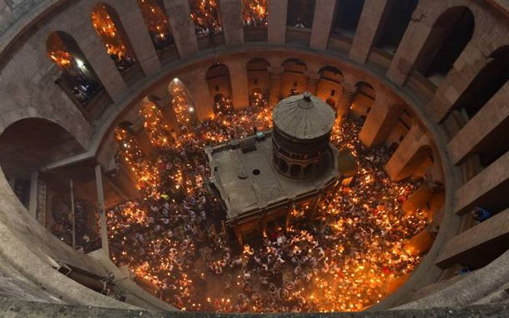 Δέος στην τελετή αφής του Αγίου Φωτός από τον Πανάγιο Τάφο στα Ιεροσόλυμα
