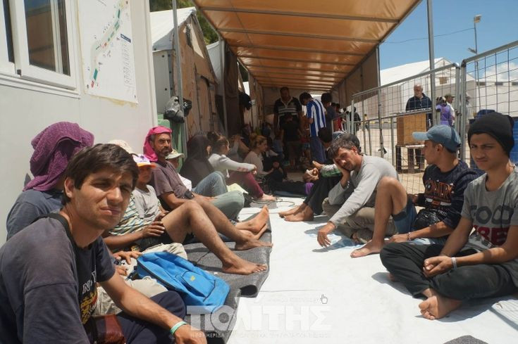 Πρόσφυγες στη Χίο σφράγισαν τα στόματά τους με τσιρότα