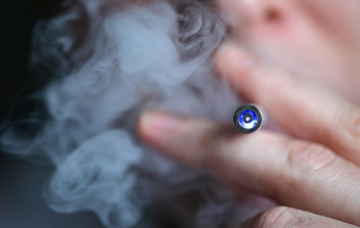 Το ηλεκτρονικό τσιγάρο συνδέεται με αυξημένο κίνδυνο για τον κορονοϊό