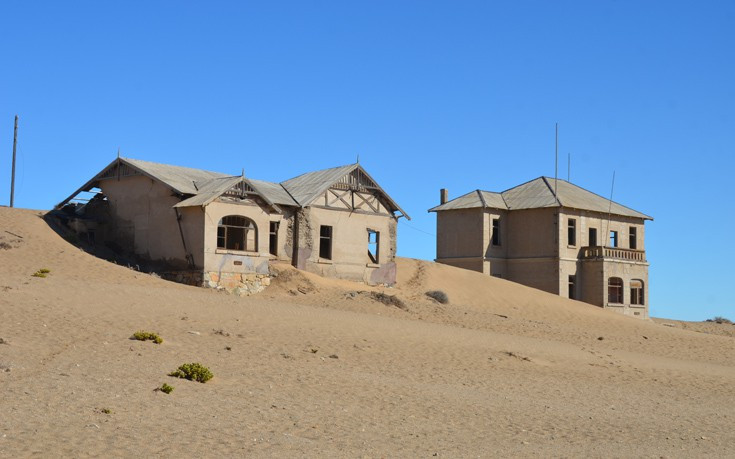 Στην έρημη πόλη που η άμμος κυριεύει τα σπίτια