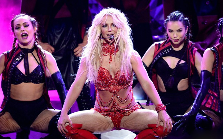 Με κατακόκκινα εσώρουχα στη σκηνή η Britney Spears