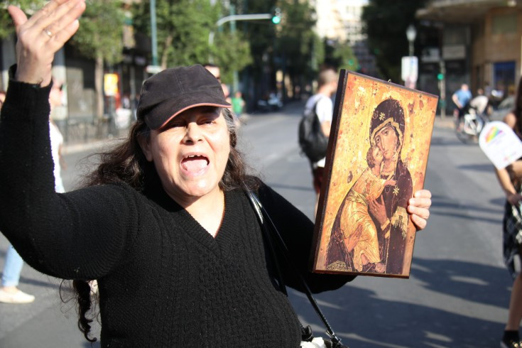 Η Ελένη Λουκά στο Athens Pride με μια εικόνα στο χέρι