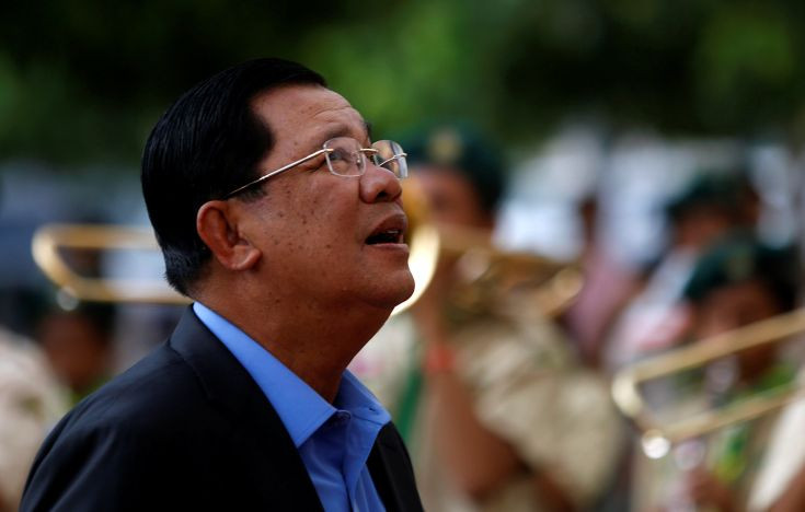 Πρόστιμο στον πρωθυπουργό της Καμπότζης επειδή δεν φορούσε κράνος