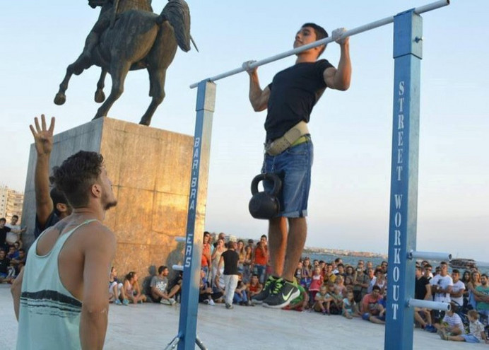Ένας 18χρονος από τη Θεσσαλονίκη κατέκτησε ρεκόρ Γκίνες στις έλξεις